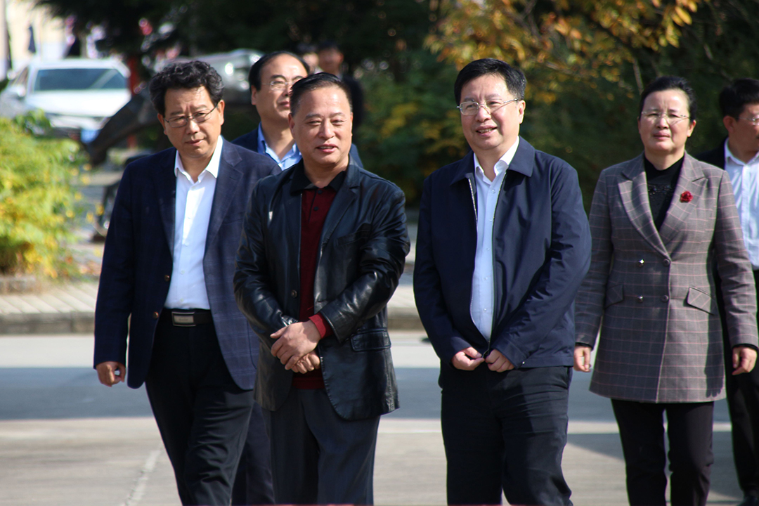 中共陕西省委副书记胡衡华莅临z6尊龙药业调研项目建设情况 拷贝.jpg